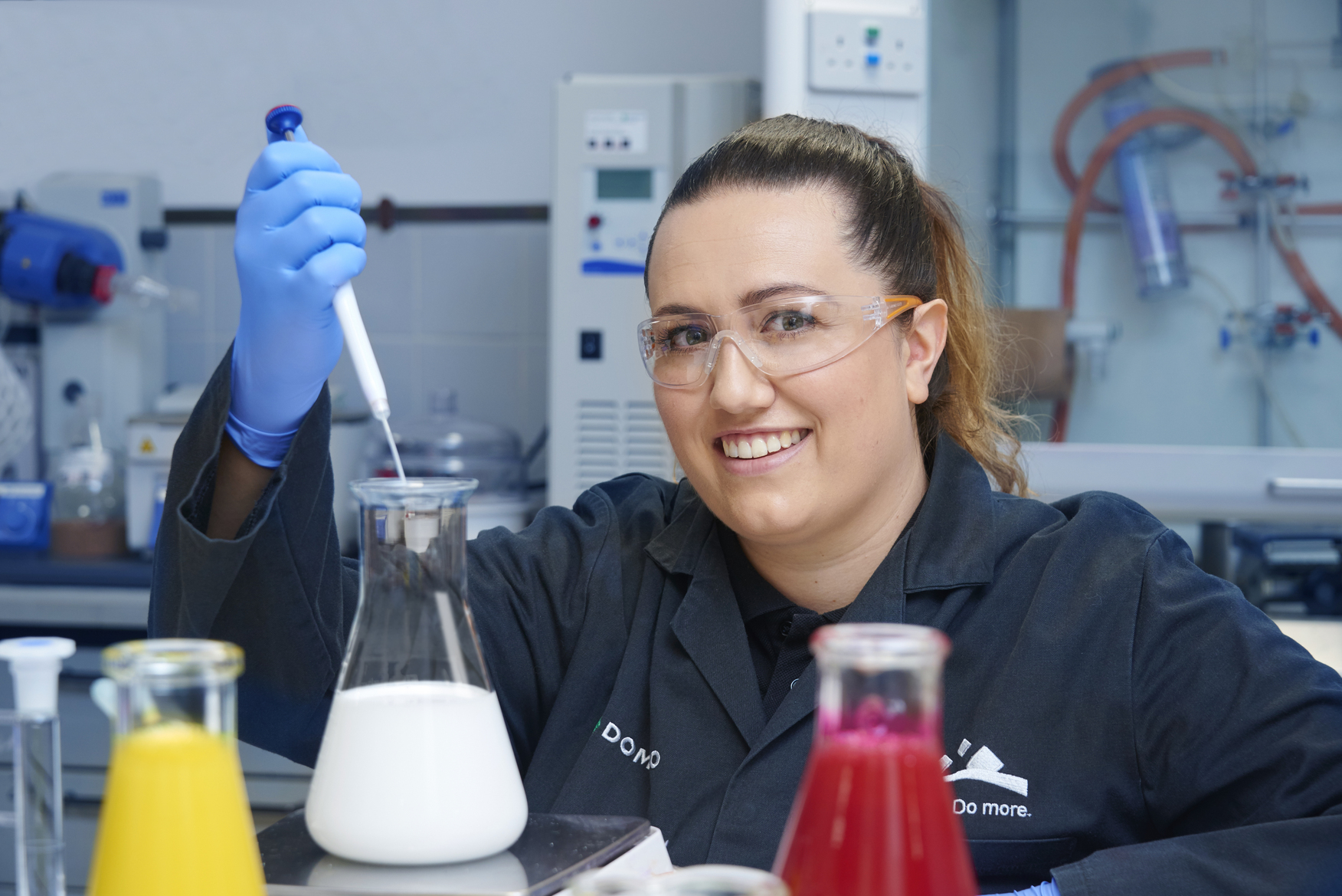 Teamlid ontwikkelt witte inkt voor de N730i labelpers van Domino